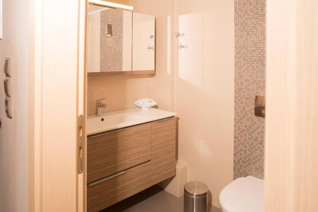 Deluxe Apartment In The Center 칼라마타 외부 사진